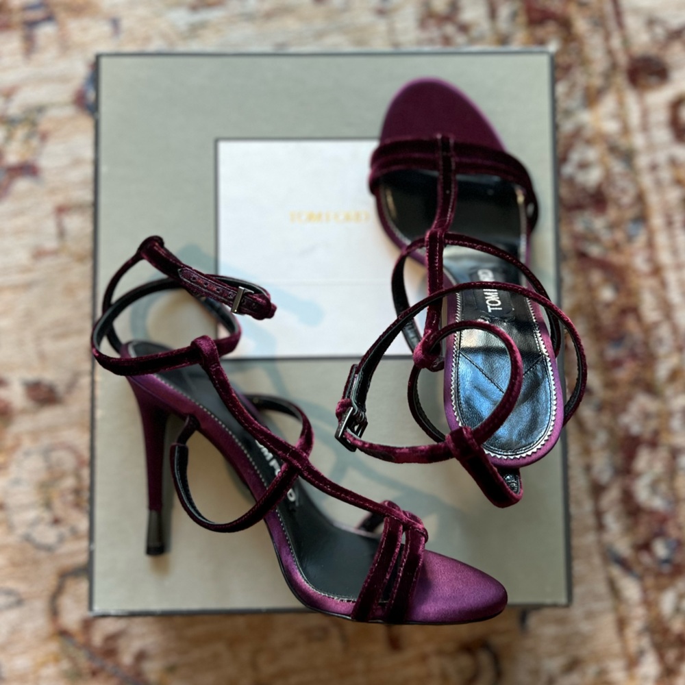 Beautiful New in Box Tom Ford Velvet heels in “Garnet”